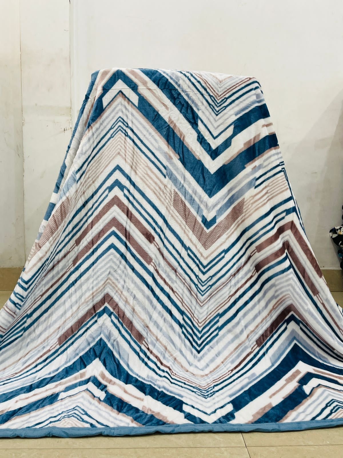 Chevron Pattern Ultra-Soft Velvet Winter Blanket – Double Bed | Premium Warm Comforter