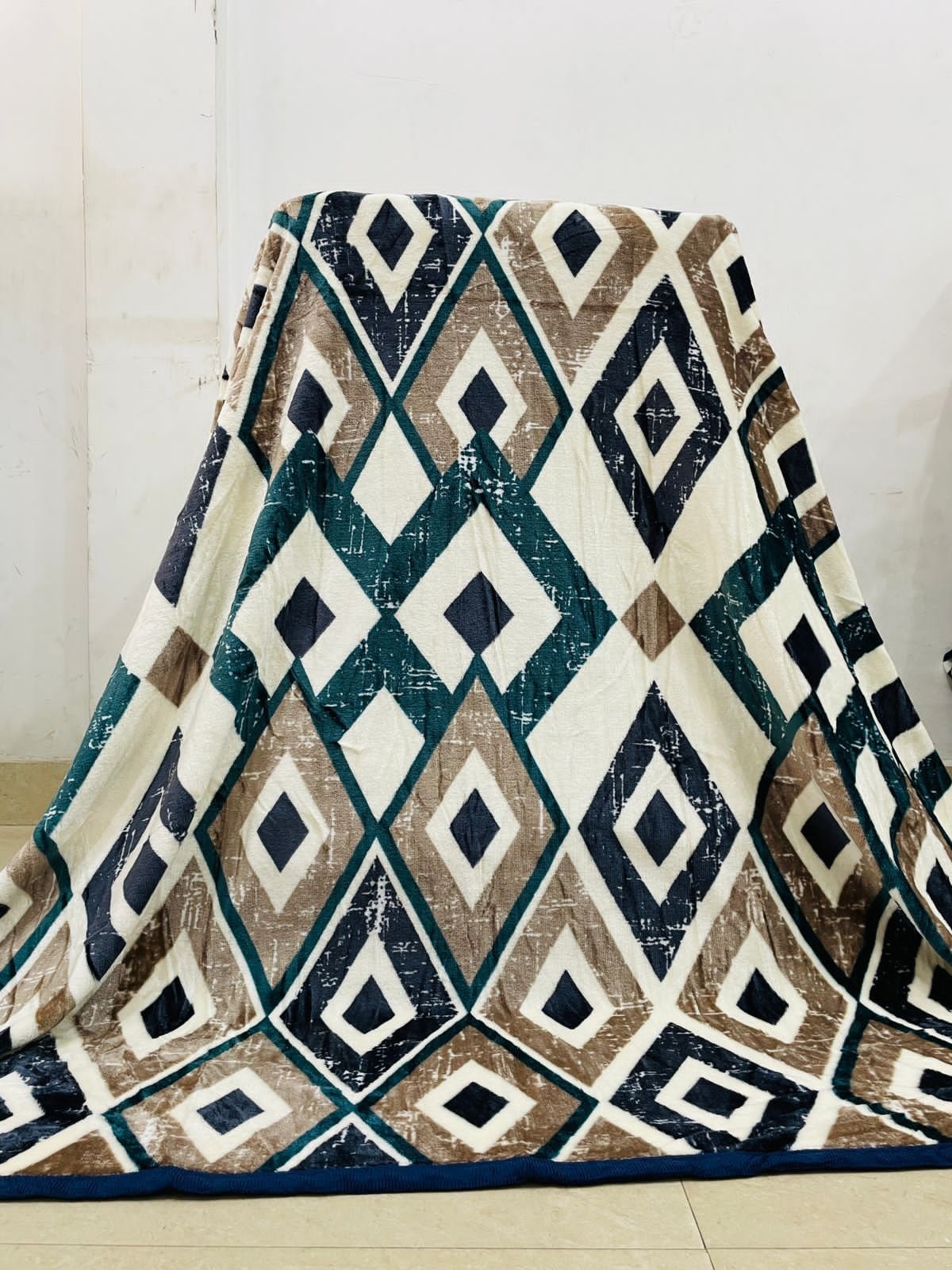 Elegant Leaf Print Ultra-Soft Velvet Winter Blanket – Double Bed | Premium Warm Comforter