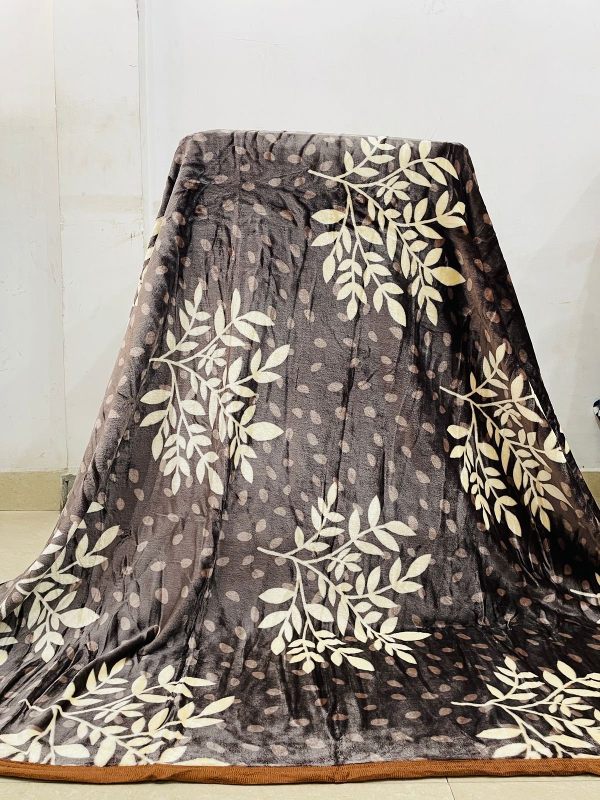 Elegant Leaf Print Ultra-Soft Velvet Winter Blanket – Double Bed | Premium Warm Comforter